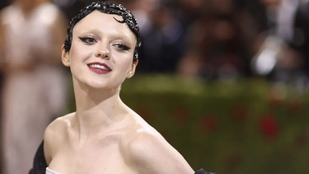 Female Celebrities into Cryptocurrency